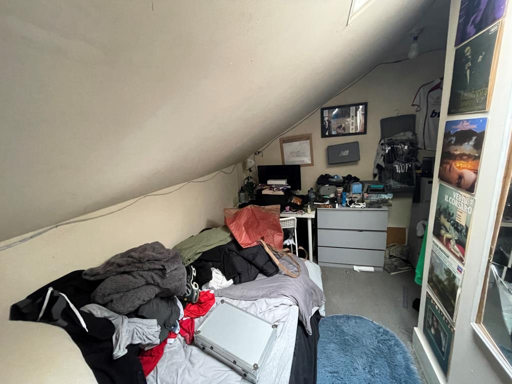 Lot: 104 - FREEHOLD MIXED-USE INVESTMENT - Bedroom